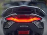 Luz trasera LED encendida de una scooter Honda PCX 125