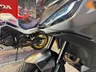Detalle frontal de una moto Honda Transalp gris