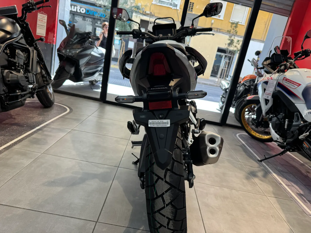 Vista trasera de Honda NX500 E-Clutch blanca en exposición