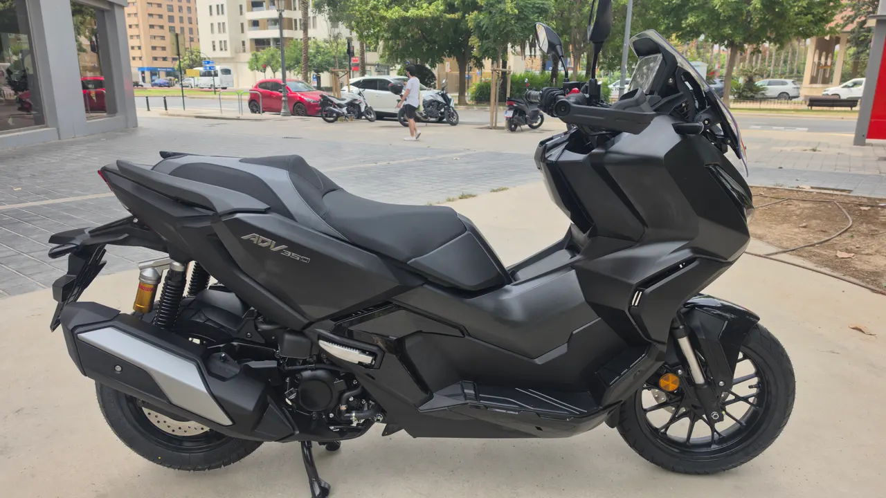 Honda ADV 350 negra mate aparcada en ciudad