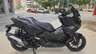 Honda ADV 350 negra mate aparcada en ciudad