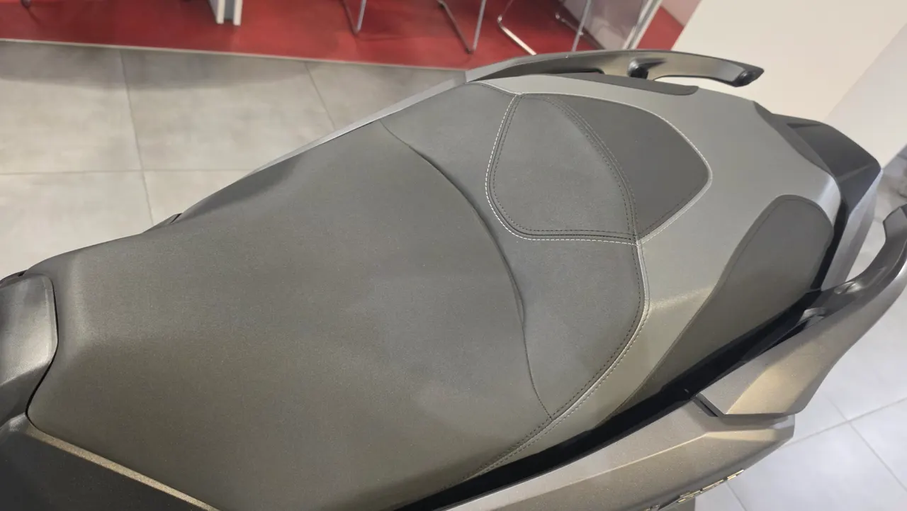 Asiento de moto gris de dos tonos