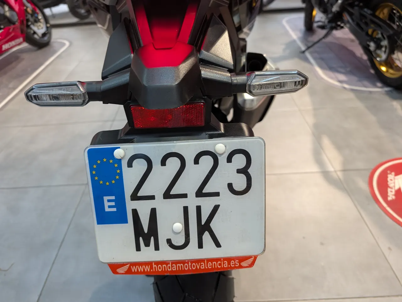 Parte trasera de una moto Honda X-adv con matrícula