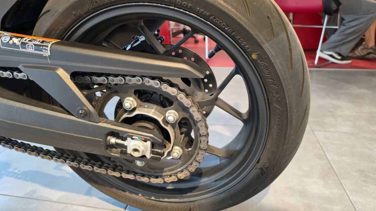 Detalle de la cadena, piñón y rueda trasera de una Honda Hornet 1000 de ocasion