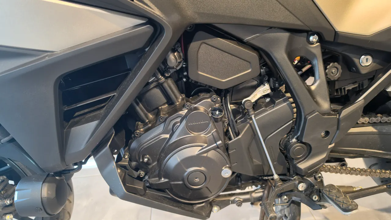 Detalle del motor de una moto Honda NT1100