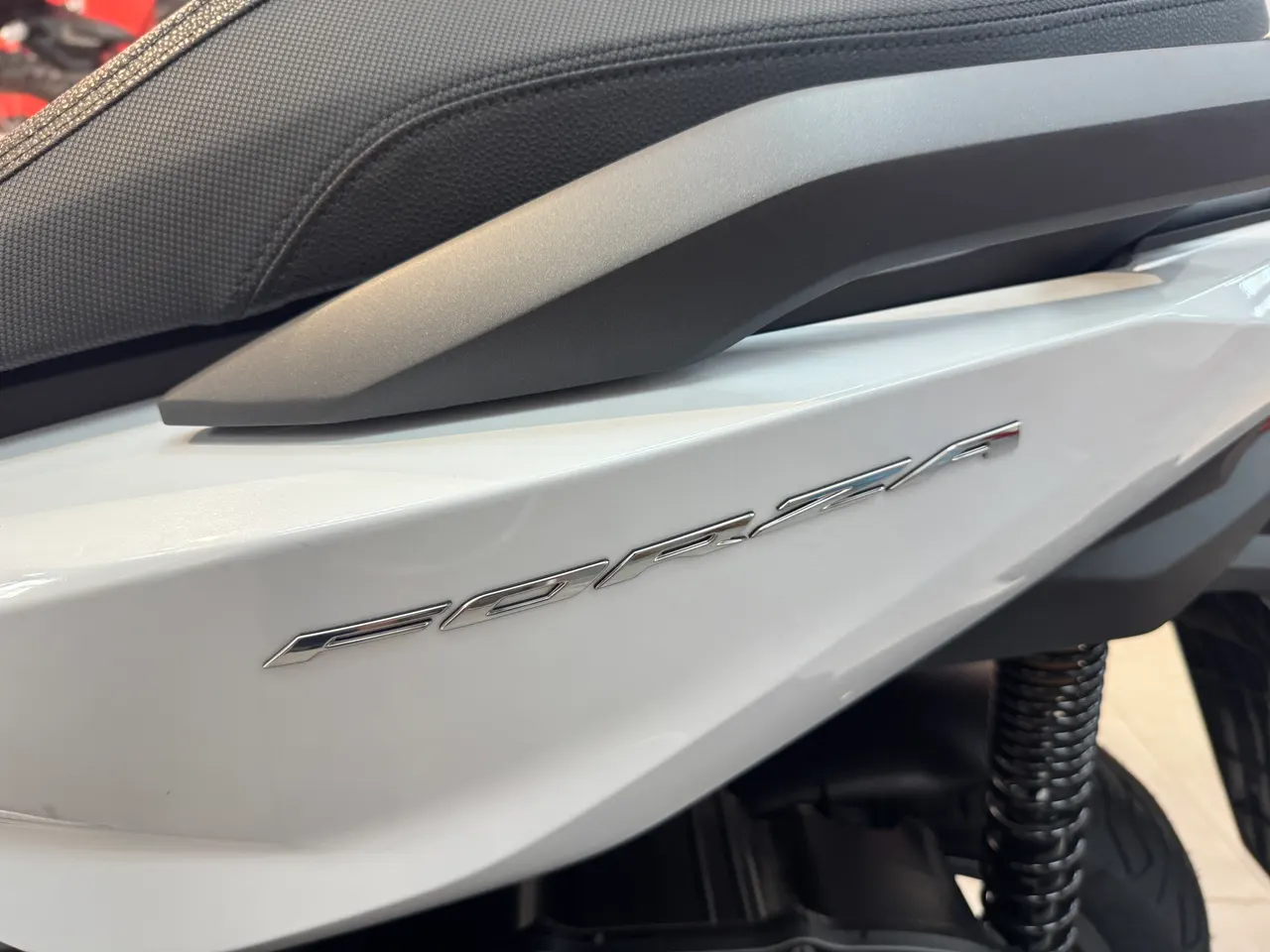 Emblema Forza en scooter Honda Forza 125 blanco