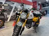 Honda Monkey amarilla y blanca en exposición