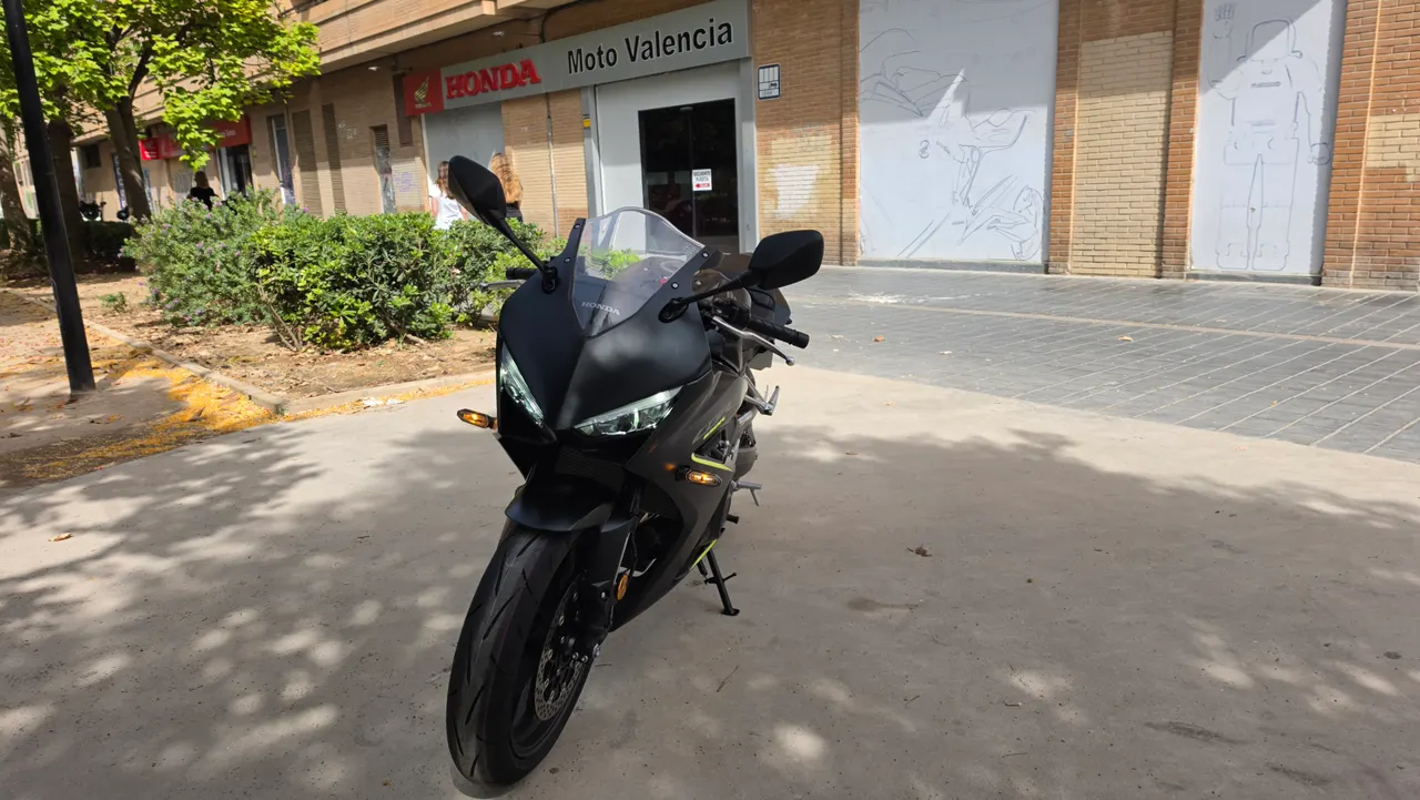 Honda CBR 650R negra mate estacionada en la calle
