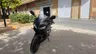 Honda CBR 650R negra mate estacionada en la calle