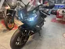 Motocicleta Honda deportiva de color negro con luces encendidas