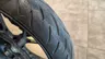 Primer plano del neumático trasero de una Honda CB125R