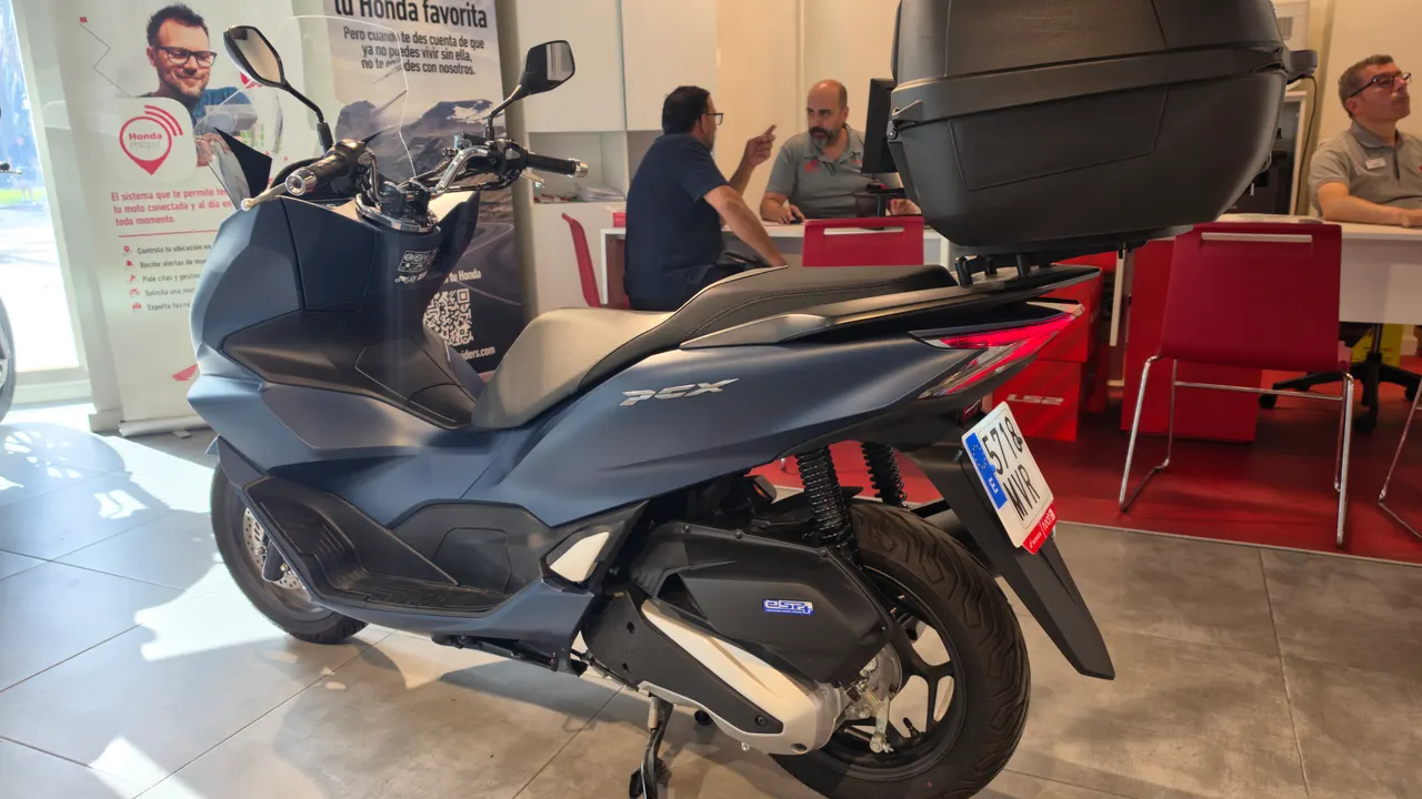 Scooter Honda PCX 125 azul oscuro con baúl trasero