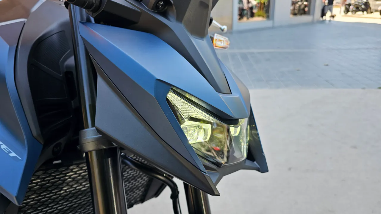 Faro delantero de la Honda CB750 Hornet azul mate