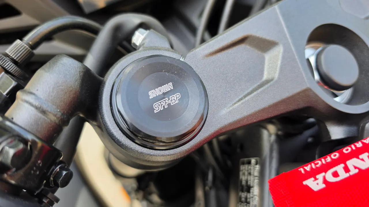 Tija superior de una Honda CBR 650R donde anclan las suspensiones Showa SFF-BP
