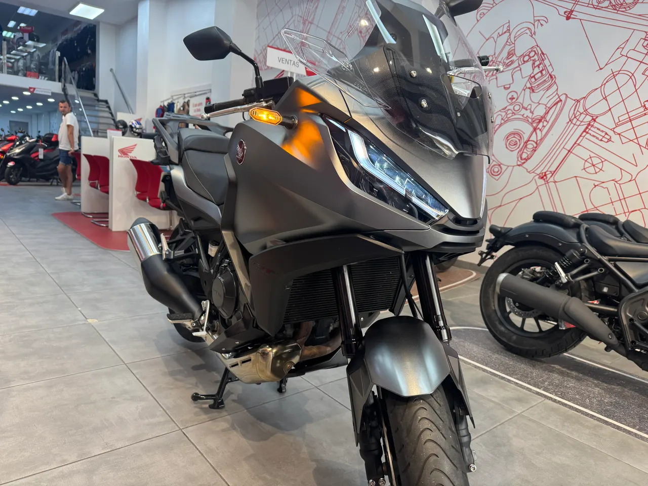 Honda NT1100 gris oscuro en concesionario