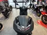 Vista frontal de una moto Honda SH 350i en color gris rock mate