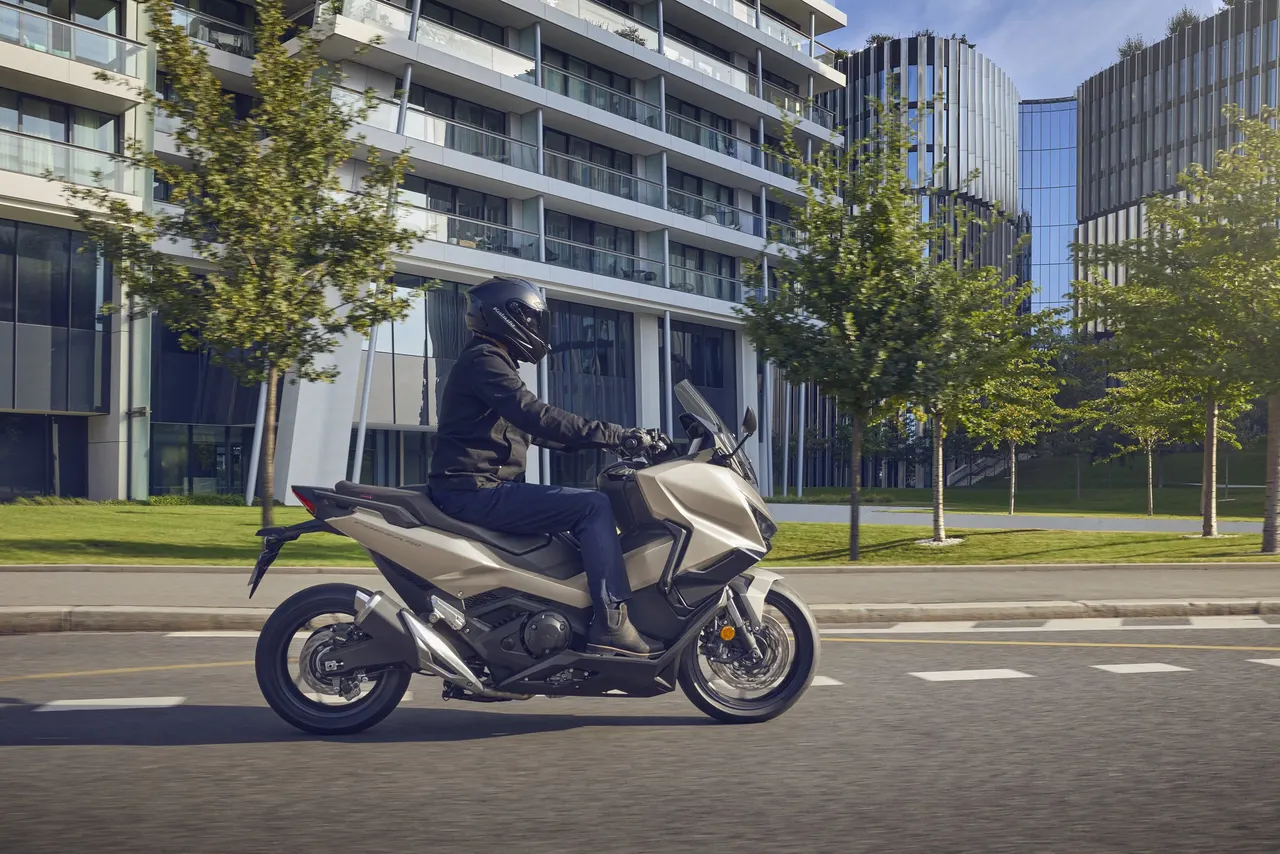 Peso y altura del asiento de la Honda Forza 750: 236 kg y 790 mm