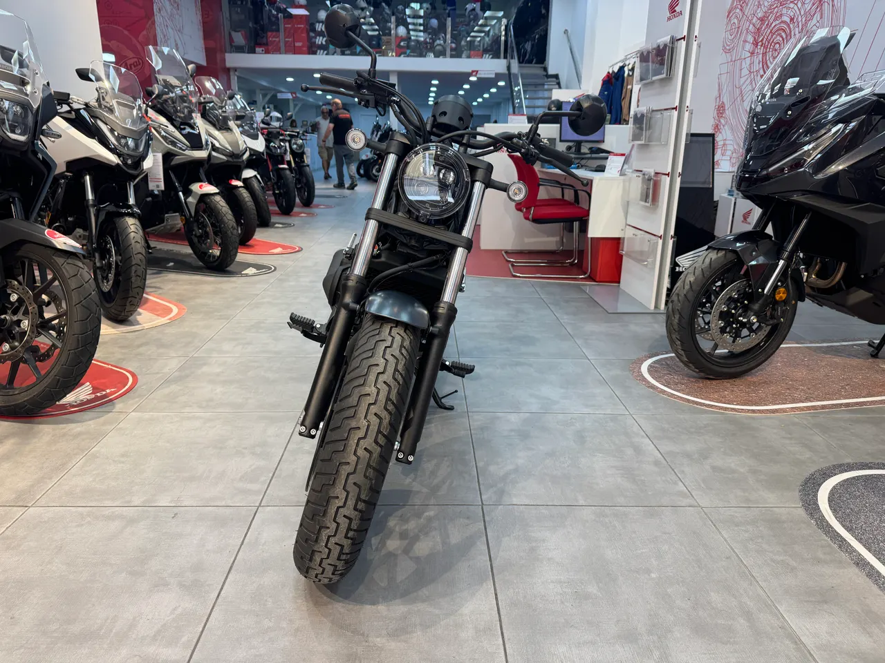 Honda Rebel 500 gris mate en concesionario