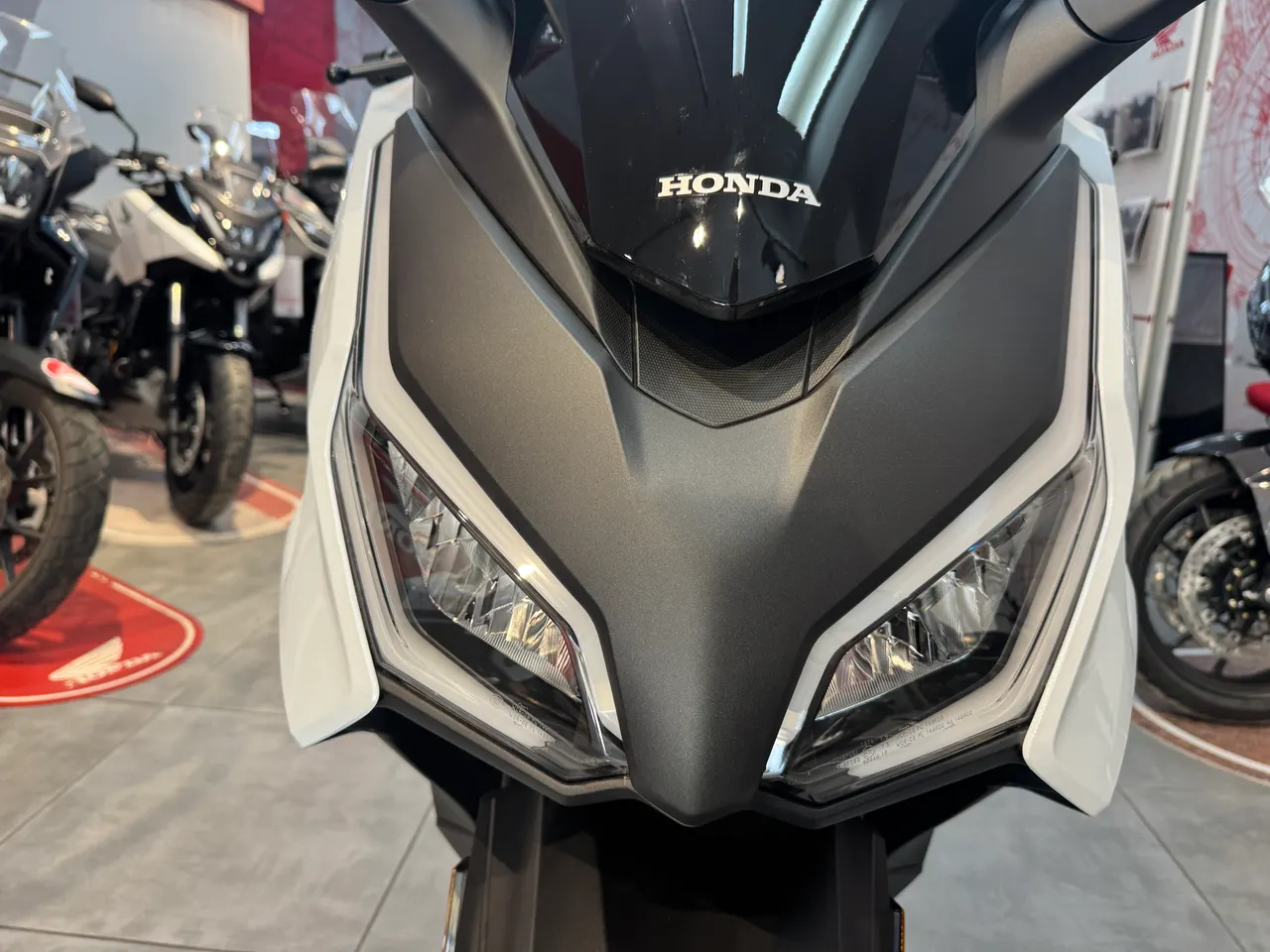 Frontal de scooter Honda Forza 125 blanco