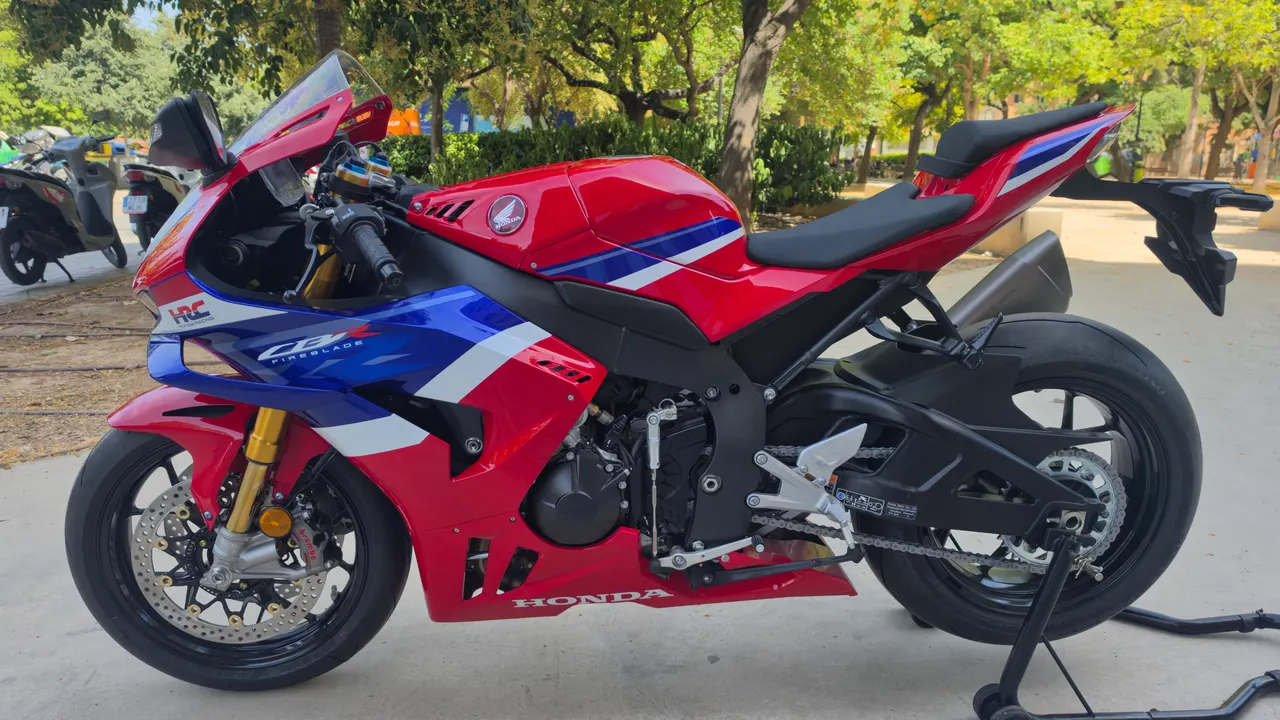 Honda CBR1000RR-R Fireblade SP roja, azul y blanca
