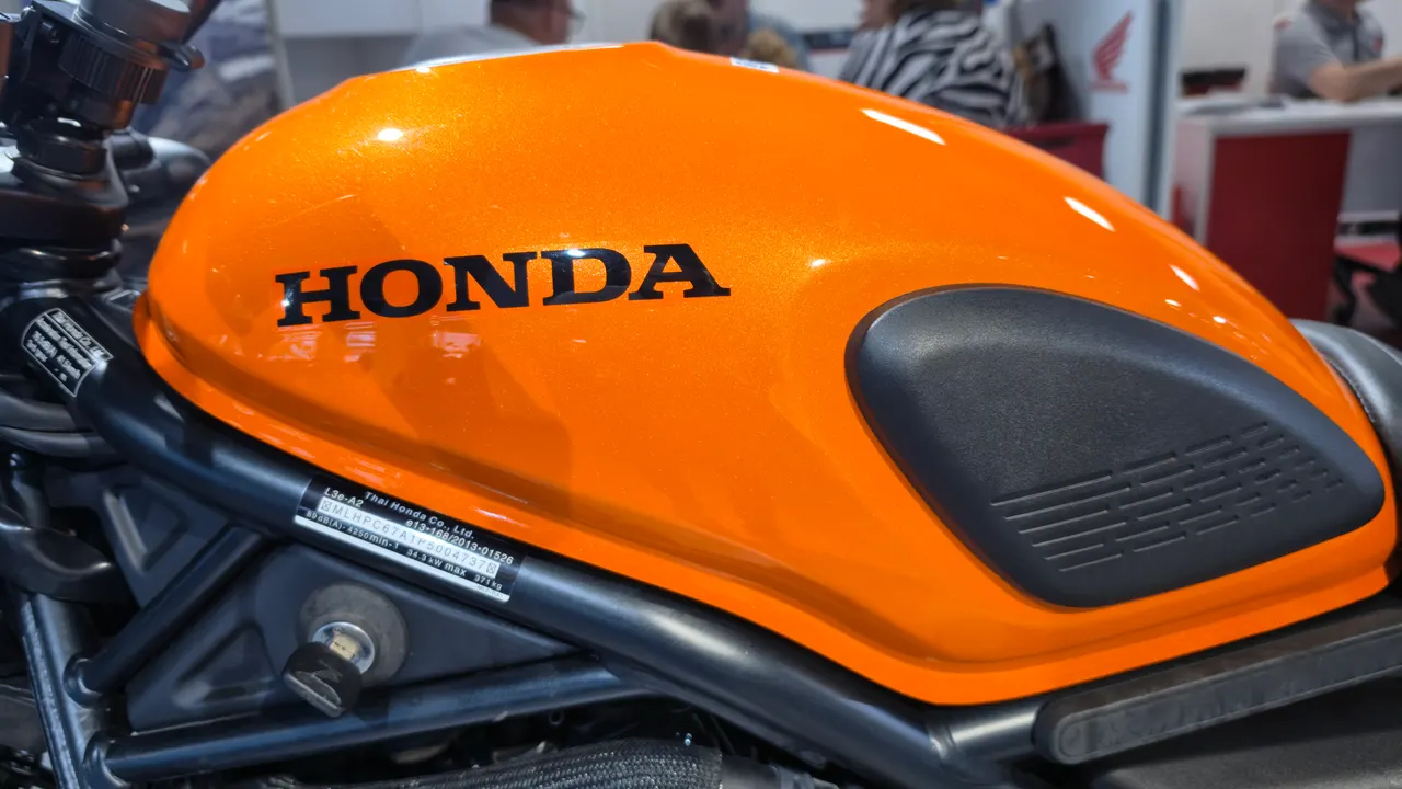 Tanque de gasolina naranja brillante de una Honda CL500