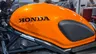 Tanque de gasolina naranja brillante de una Honda CL500
