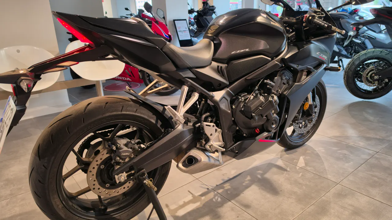 Honda CBR650R negra vista trasera