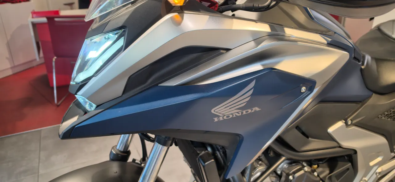 Detalle frontal de una moto Honda NC750X DCT en color azul y gris