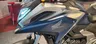 Detalle frontal de una moto Honda NC750X DCT en color azul y gris
