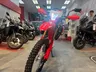 Honda CRF300L roja con faro led encendido en exposición