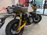 Honda Monkey amarilla y blanca en exposición