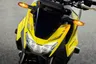 Frontal de Honda CB750 Hornet amarilla con luces encendidas