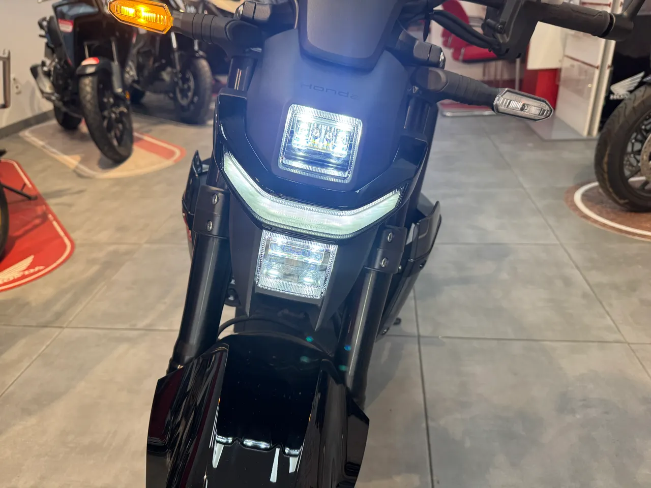 Detalle frontal de moto Honda WN7 negra graphite