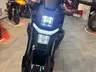 Detalle frontal de moto Honda WN7 negra graphite