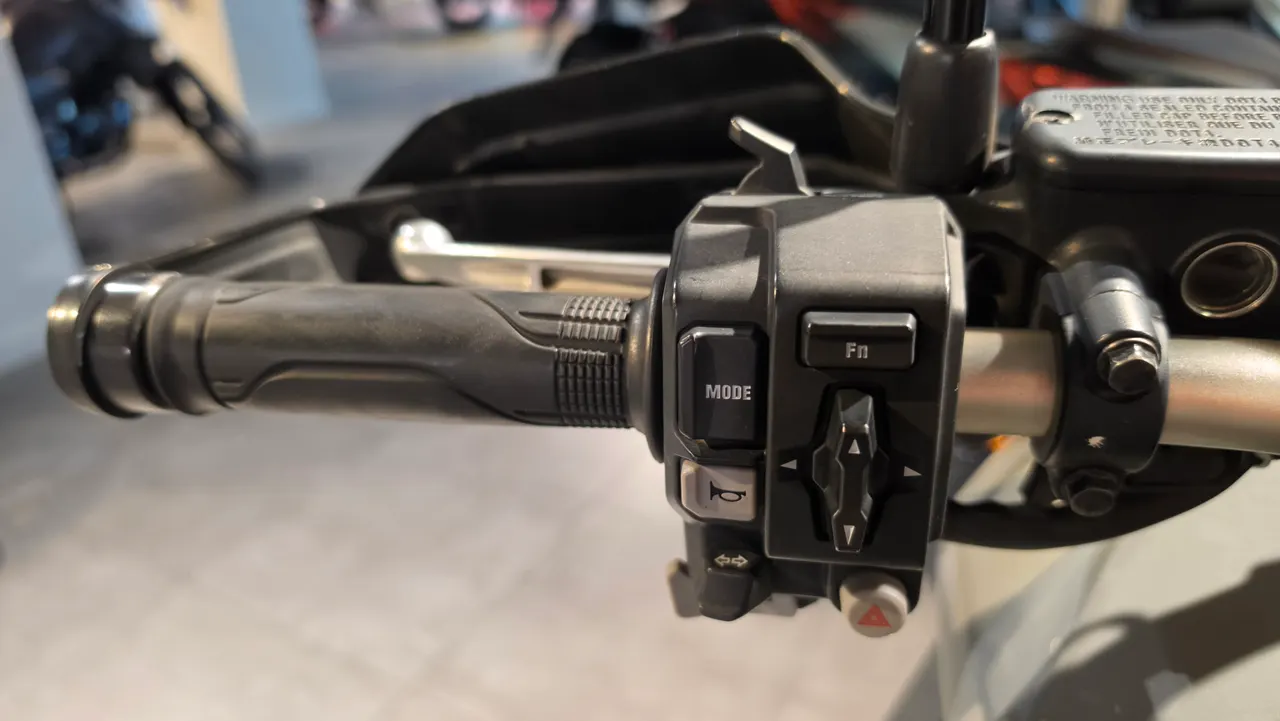 Detalle del manillar de una moto Honda X-adv