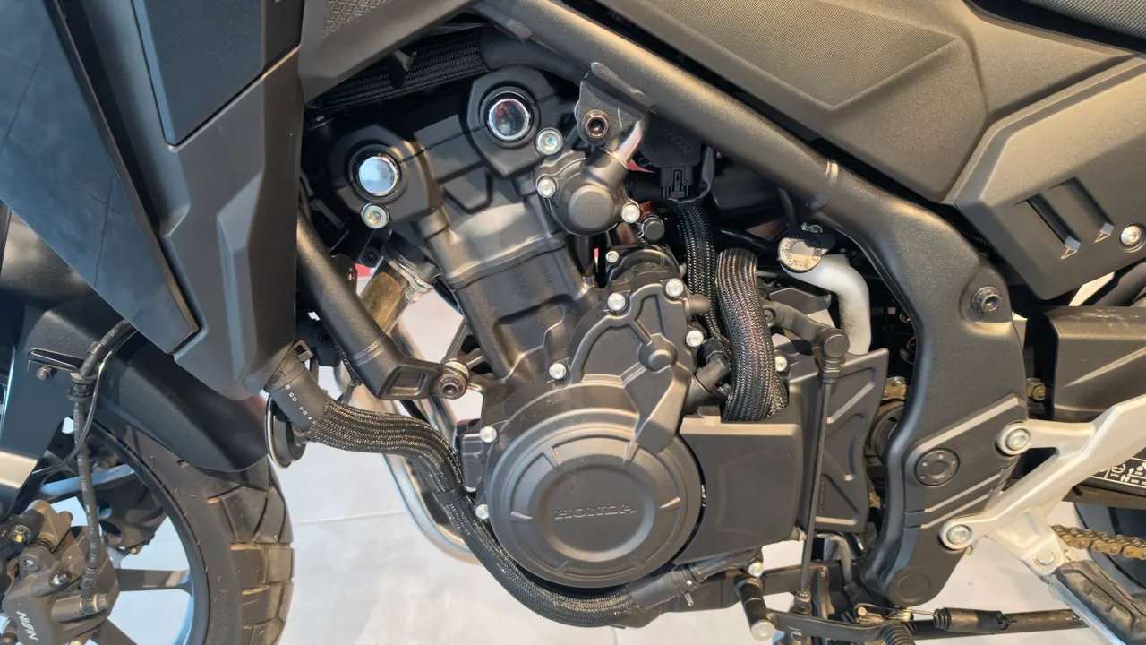Detalle del motor de una moto Honda NX500