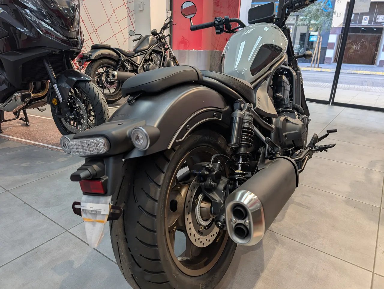 Vista trasera de Honda CMX1100 Rebel Special Edition gris