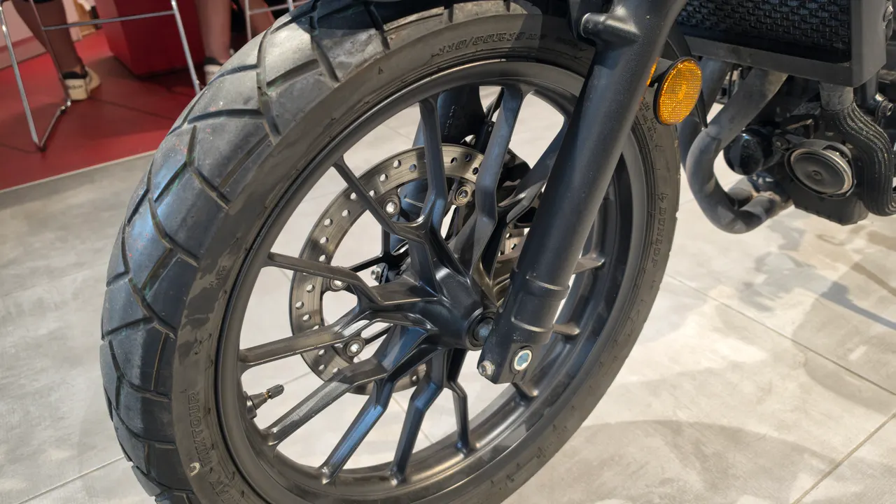 Primer plano de la rueda delantera de una moto Honda CL500