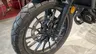 Primer plano de la rueda delantera de una moto Honda CL500