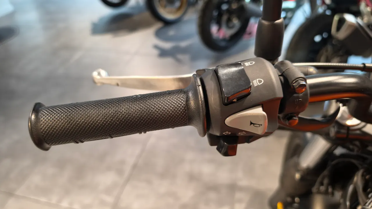 Detalle del manillar de una moto Honda CL500
