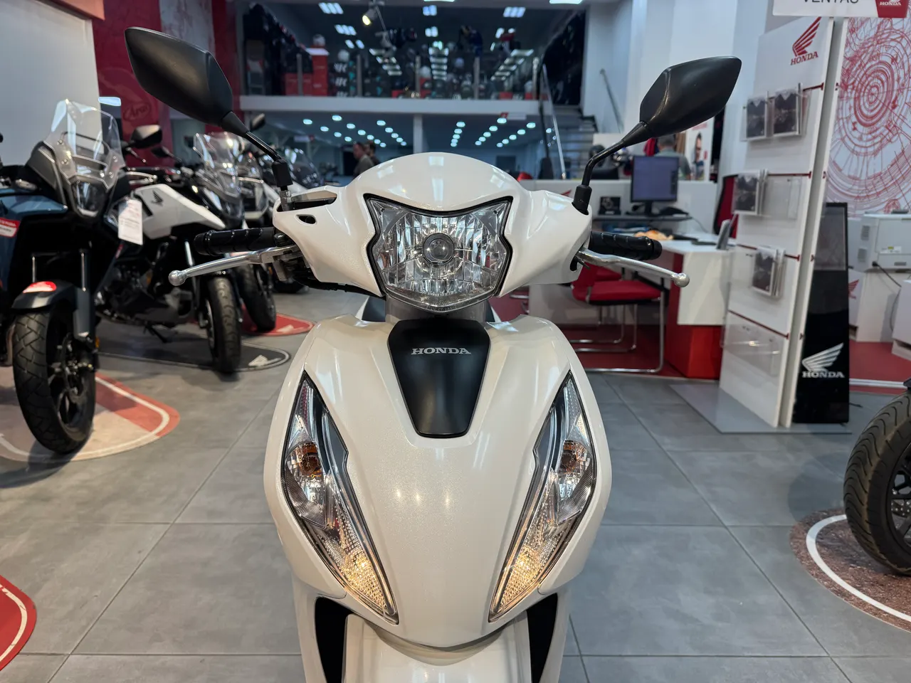 Scooter Honda Vision blanca vista frontal
