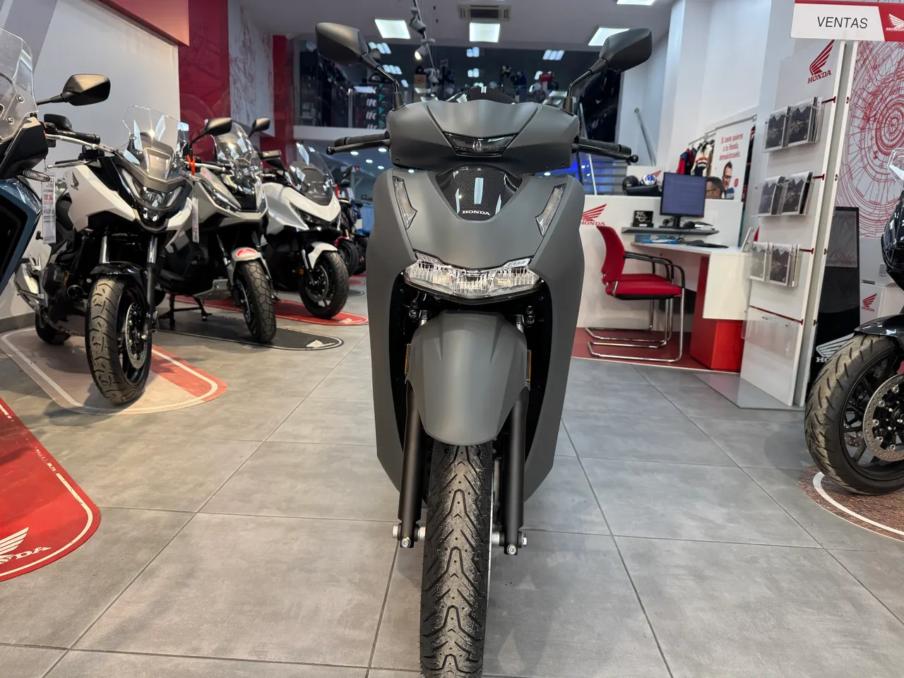 Honda SH 350i gris mate de frente