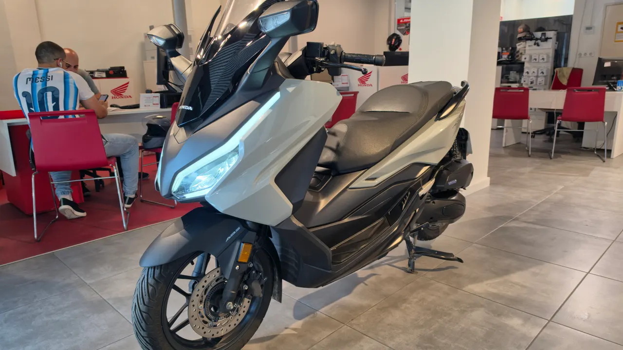 Scooter Honda Forza 125 gris de segunda mano en concesionario