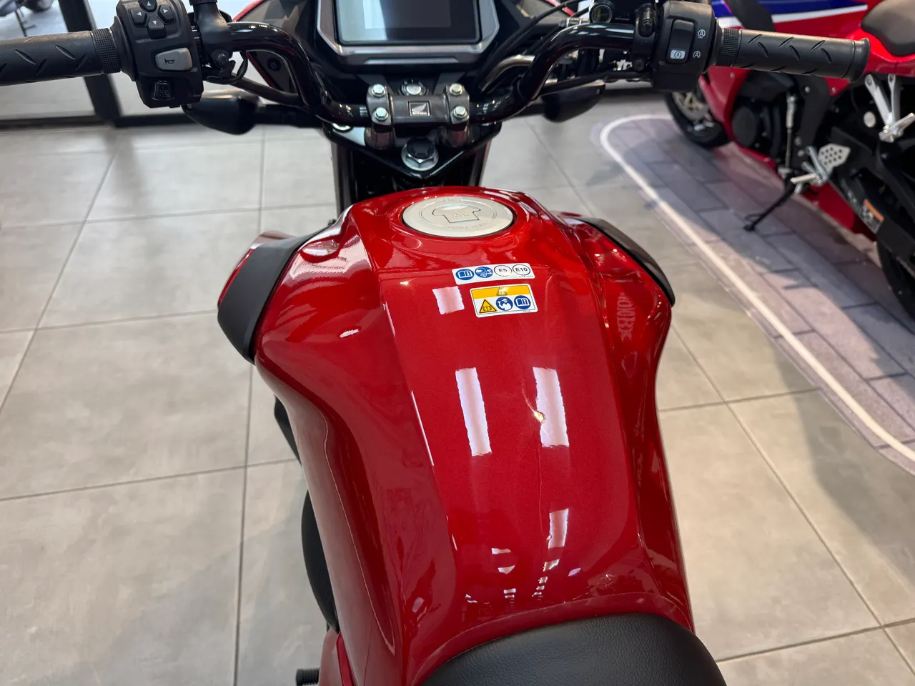 Tanque de gasolina rojo de una Honda CB125F