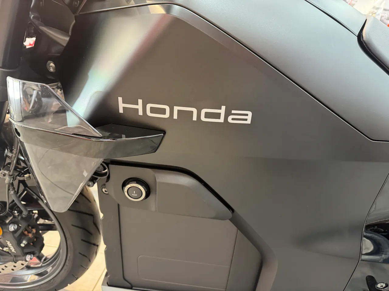 Detalle lateral de moto Honda WN7 color negro graphite