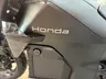Detalle lateral de moto Honda WN7 color negro graphite