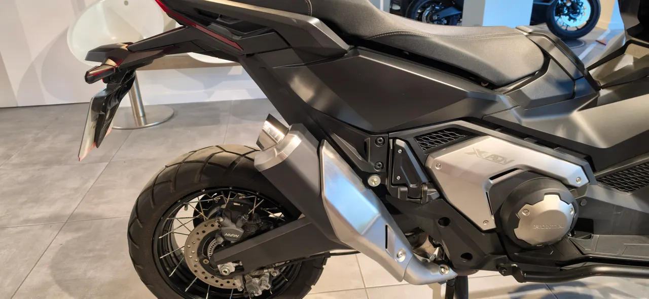 Vista trasera de una moto Honda X-ADV negra