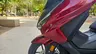 Scooter Honda Forza 350 rojo carnelian en un parque