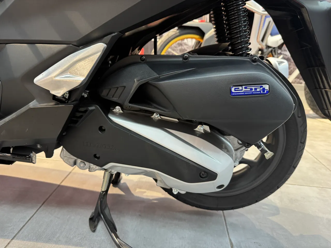 Detalle del motor y transmisión de una Honda PCX125