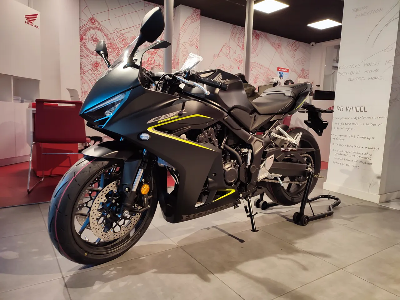 Honda CBR 650R negra mate con detalles amarillos en concesionario